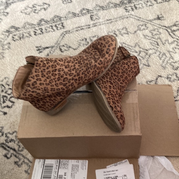 Cat and Jack boots size 6 barely worn great shape - Picture 2 of 5